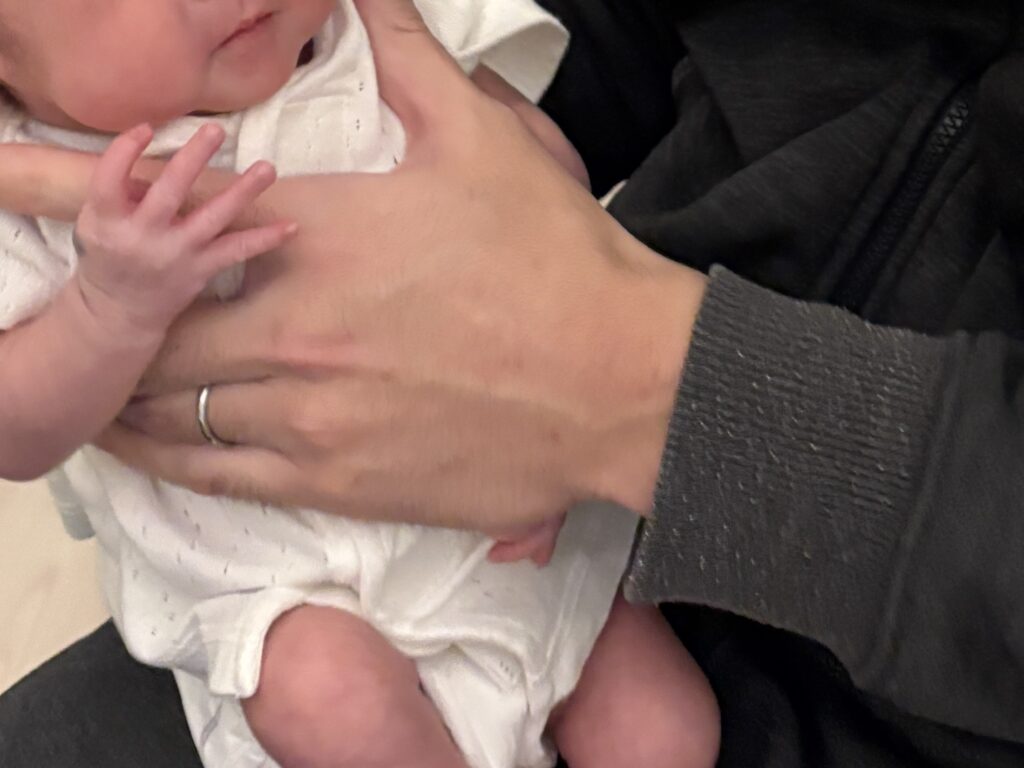 次女をあやすナガト