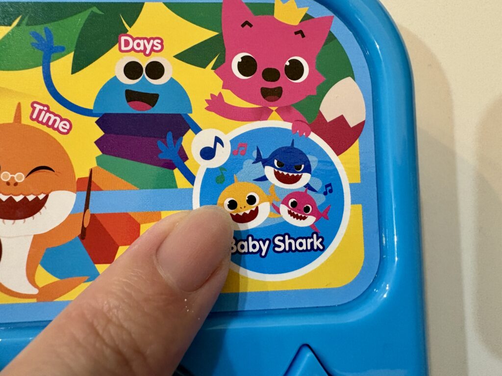 こちらのボタンを押せば「ベイビーシャーク」ソングが流れる