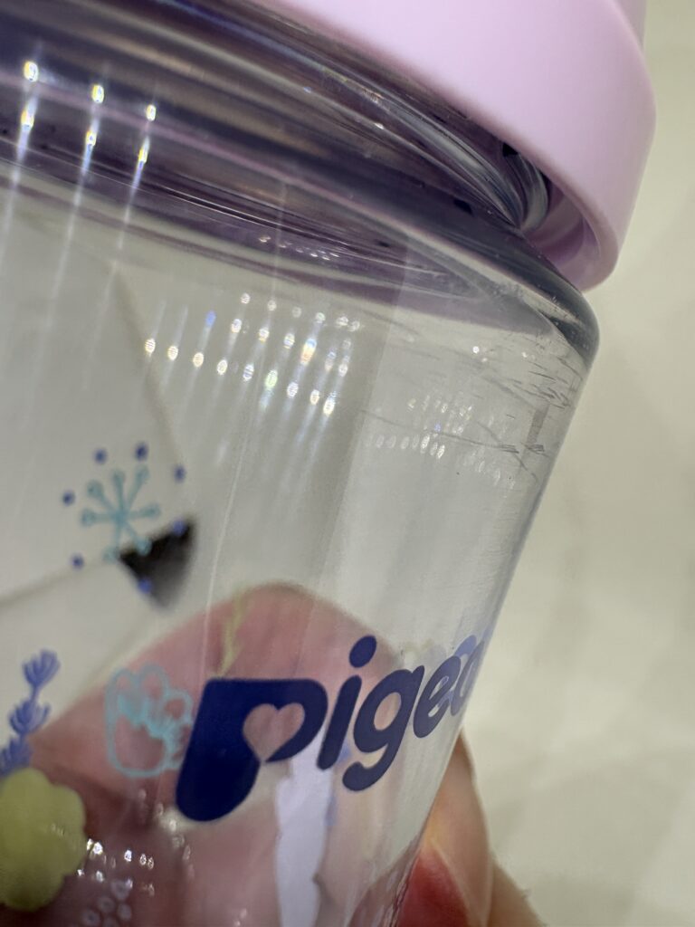 硬いスポンジなどを使うとキズが付きそこで雑菌が繁殖するリスクが有る