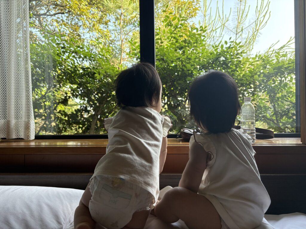 何度おろしてもベッドに登る双子