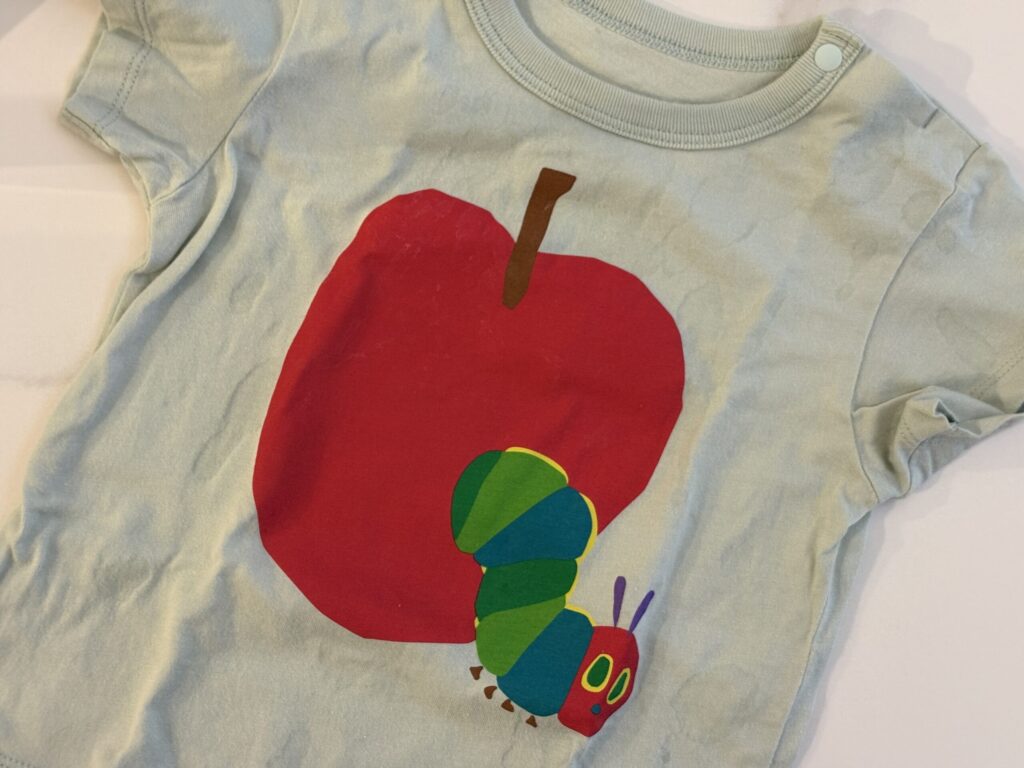 まだ使えるのにめっちゃ臭う3代目はらぺこあおむしTシャツ